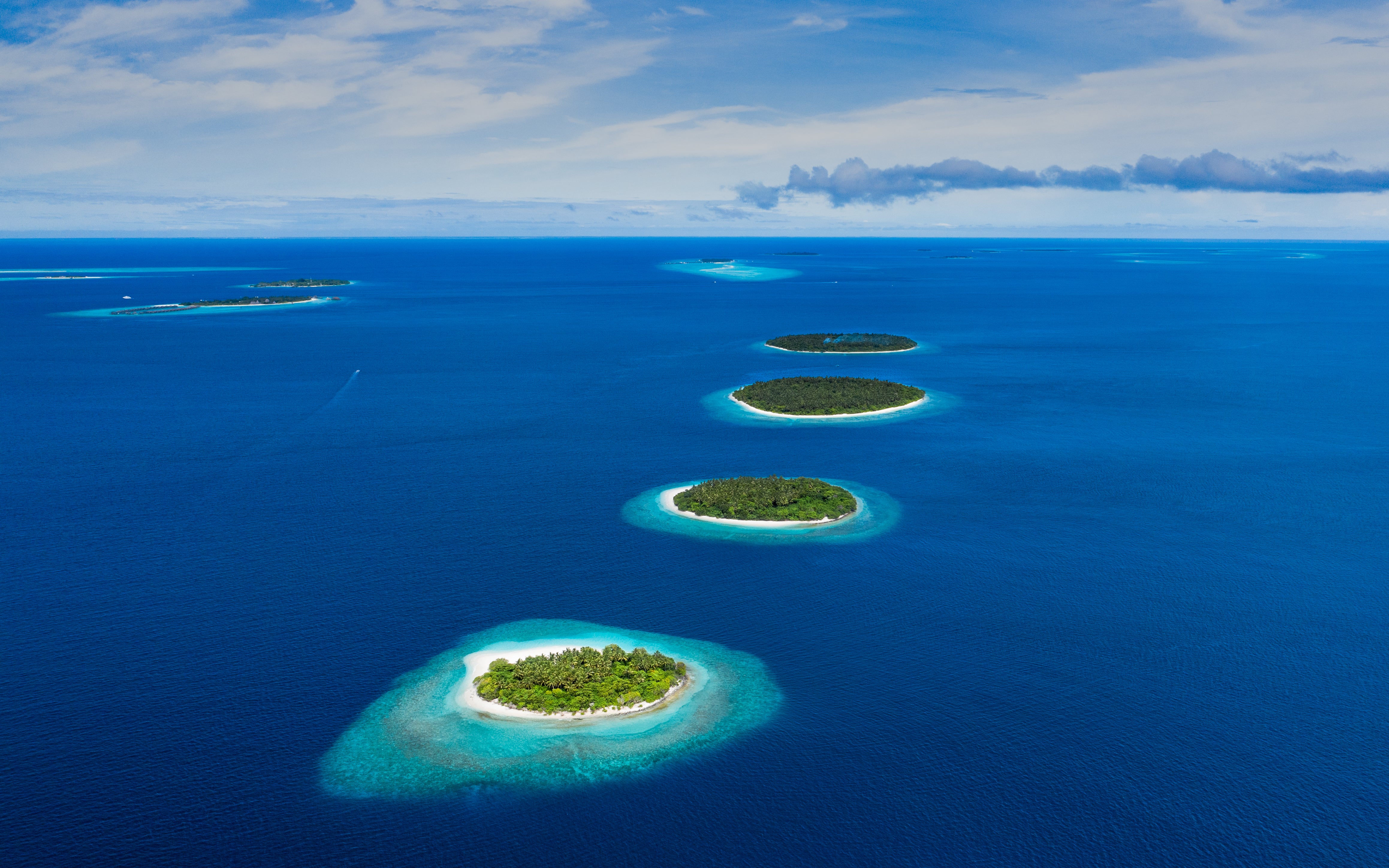 People live on islands. Мальдивы Курамати Исланд. Атолл Адду Мальдивы. Архипелаг Туамоту. Индийский океан Мальдивы.